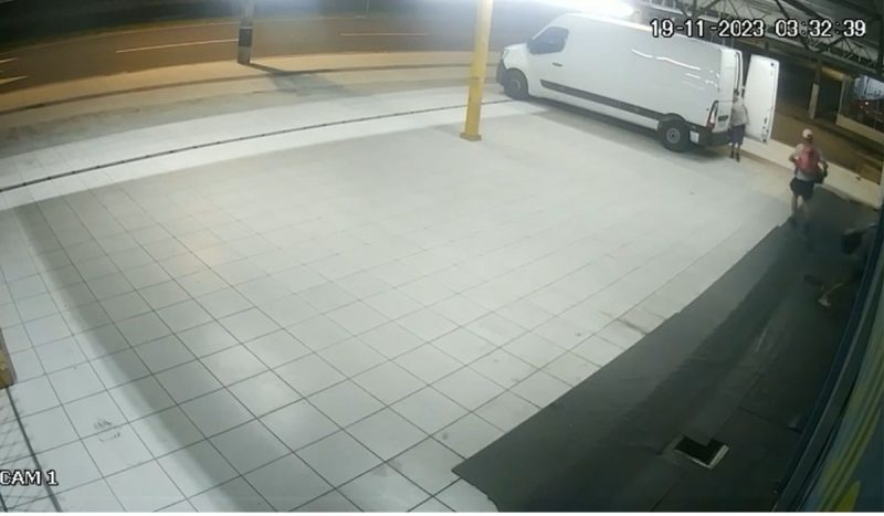 Homens usaram a van da peixaria para levar itens roubados – Foto: Arquivo pessoal/Reprodu&ccedil;&atilde;o/ND