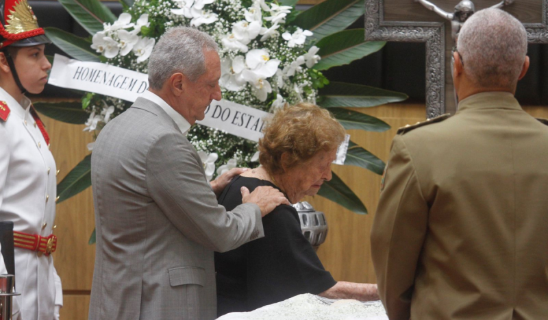 Daisy Werner Salles, vi&uacute;va do ex-governador, se despediu do companheiro na manh&atilde; desta quarta-feira (15) – Foto: L&eacute;o Munhoz/ND