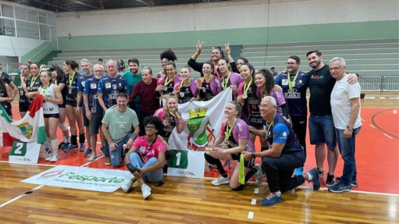 Atletas do vôlei feminino comemoram título dos JASC no Ginásio do SESI