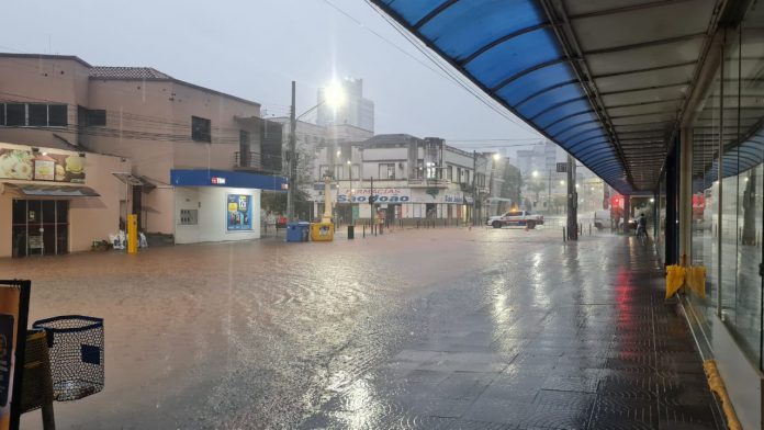 Enxurrada de destruição em Santa Catarina com a chuva forte