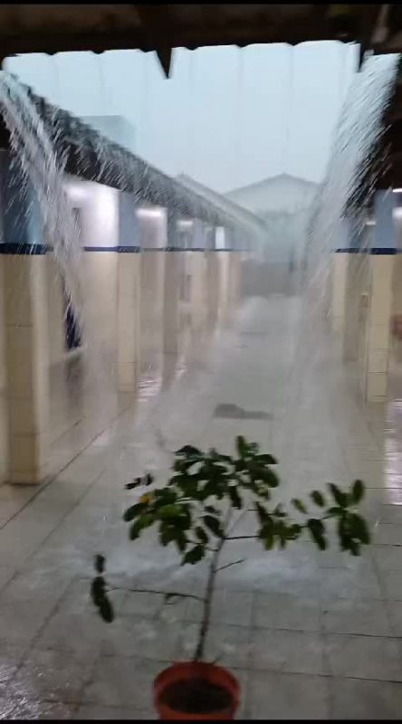Escola na Barra da Lagoa ficou inundada 