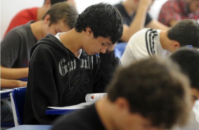 Estudantes precisam escrever sobre o trabalho das cuidadoras na redação do ENEM