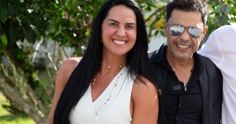 Graciele Lacerda e Zezé di Camargo posam para foto em meio a visita em fábrica de canecas no Sul de SC