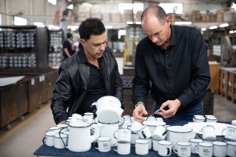 Na imagem, Zezé cola decalque em kits de canecas os quais ele vai presentear amigos no fim de ano