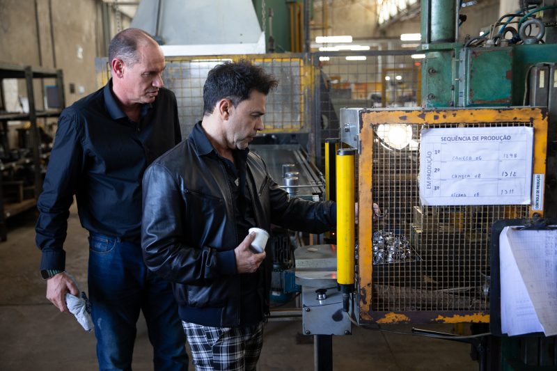 Imagem mostra Zezé di Camargo com a mão na massa, produzindo canecas 