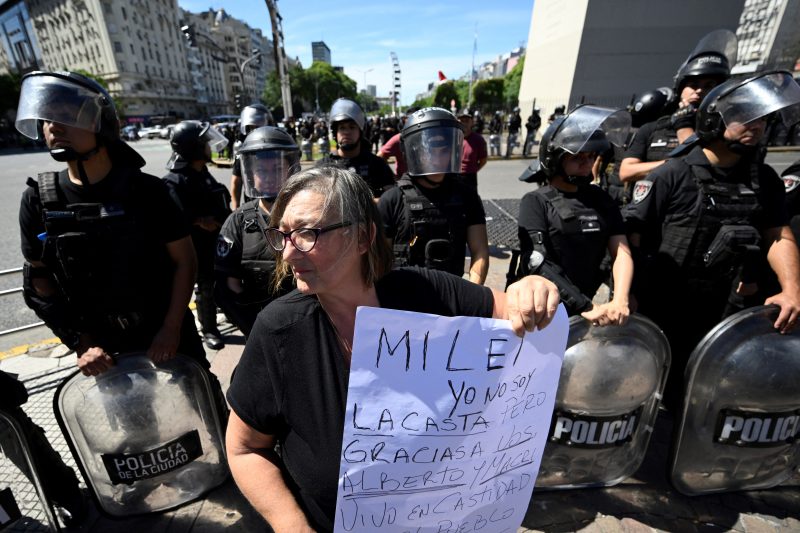 Manifestantes apoiaram a peti&ccedil;&atilde;o entregue pelas centrais sindicais &agrave; Justi&ccedil;a contra o decreto de Milei – Foto: AFP/ND