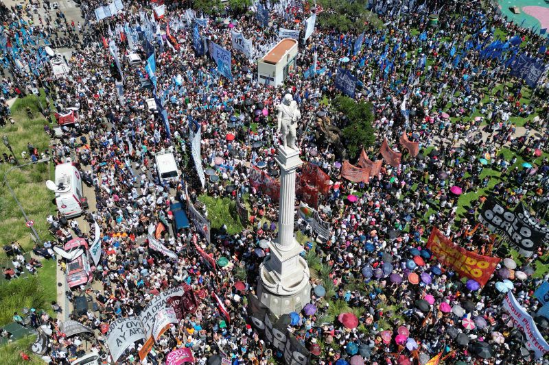 Manifesta&ccedil;&otilde;es convocadas por centrais sindicais reuniram milhares nesta quarta-feira, na Argentina – Foto: Luis ROBAYO/AFP/Divulga&ccedil;&atilde;o/ND