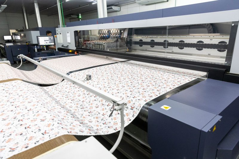 A indústria têxtil investiu em uma tecnologia inovadora de estamparia digital, com o mínimo de consumo de água possível &#8211; Foto: Dohler/Divulgação