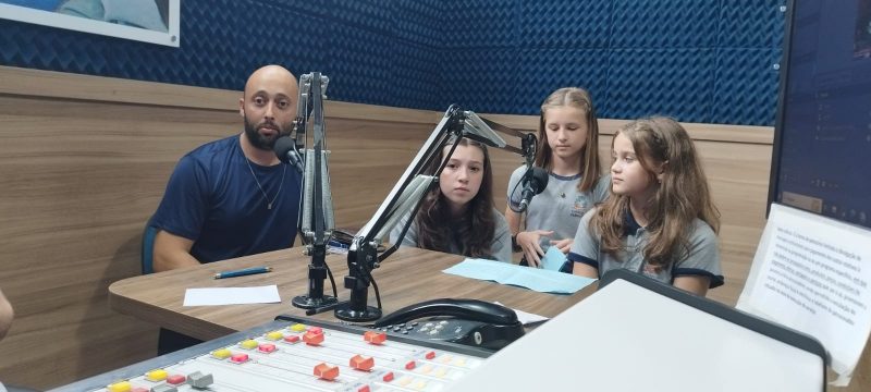 O professor, acompanhado dos alunos do quinto ano, visitou a rádio comunitária para divulgar o projeto que trabalhou os ODS