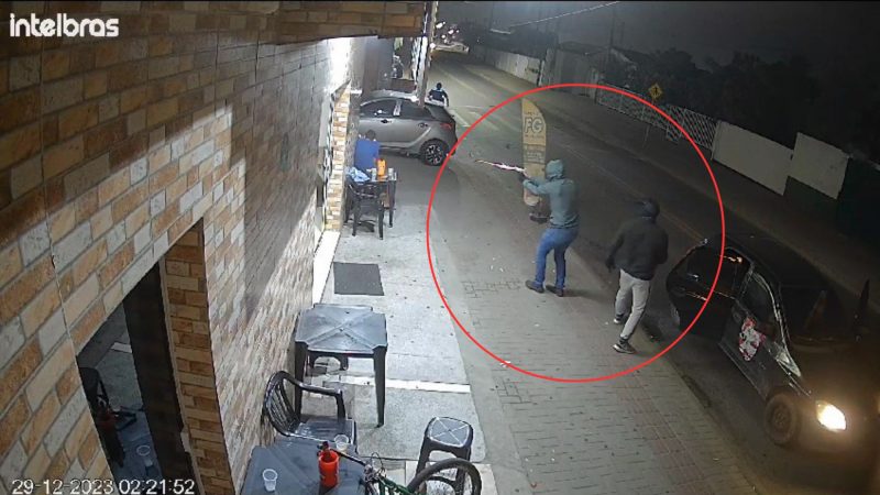 Suspeitos encapuzados desceram de um carro e abriram fogo contra os duas pessoas no bar – Foto: Polícia Militar/Reprodução/ND