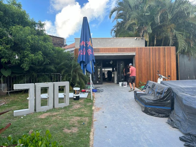 Funcionários trabalham todos os dias por 24 horas para reconstruir o beach club em Jurerê Internacional