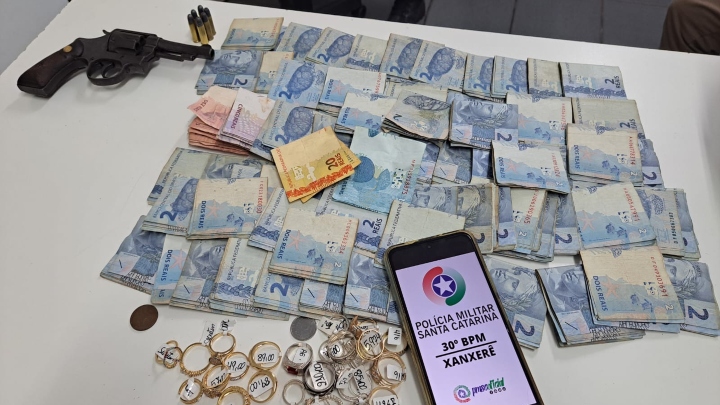 Parte do dinheiro e objetos roubados j&aacute; foram recuperados – Foto: Reprodu&ccedil;&atilde;o/Pol&iacute;cia Militar