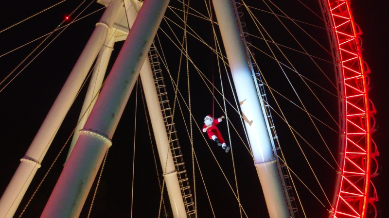 Papai Noel gigante é atração todas as noites em Balneário Camboriú