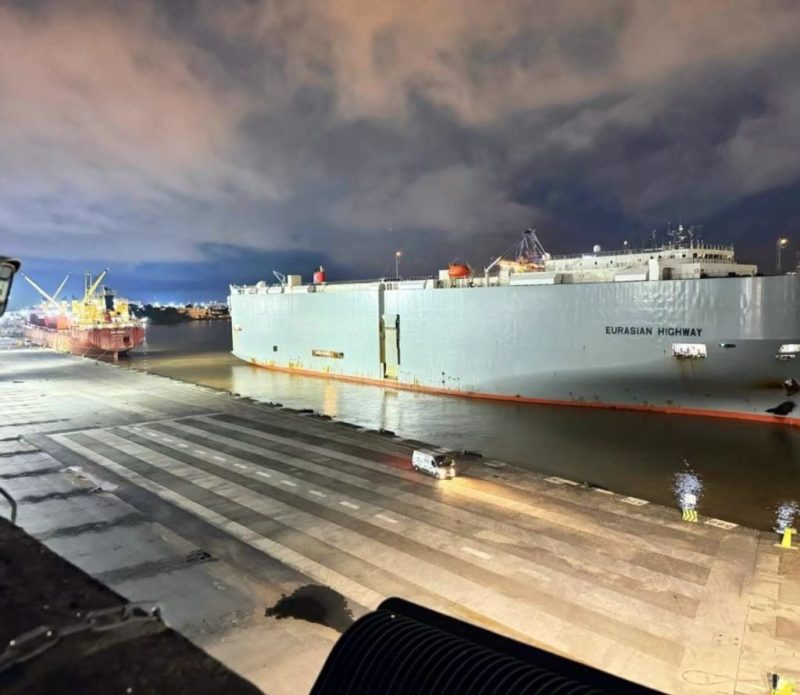Imagem mostra movimentação no Porto de Itajaí neste sábado (2)