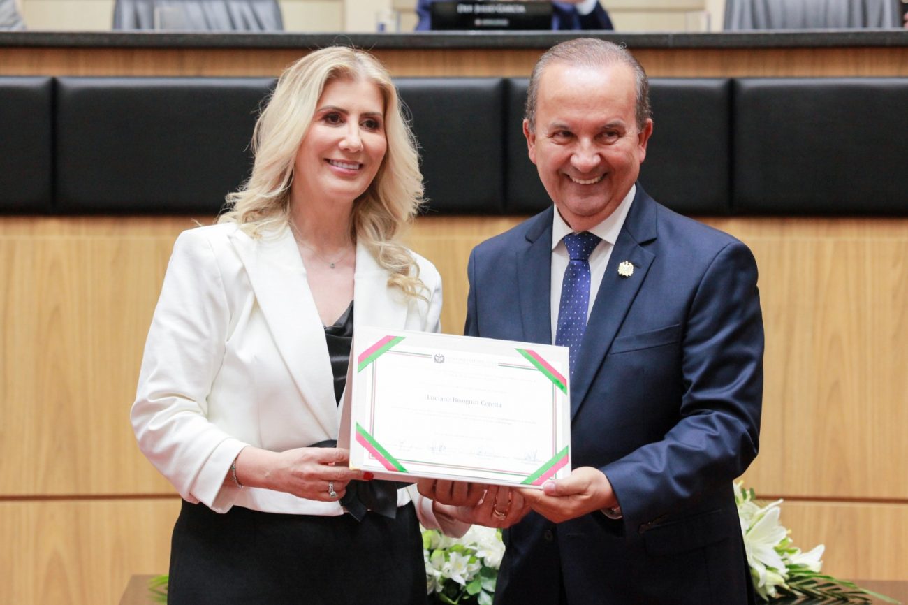 Luciane Ceretta recebeu o título de Cidadã Catarinense das mãos de Jorginho Mello em 2023 - Foto: Vicente Schmitt/Agência AL/ND