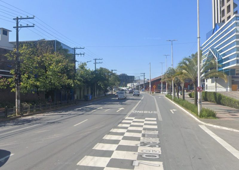 Descuido de funcionário que manuseava escada terminou em acidente nesta terça-feira (26) - Foto: Google Street View/Divulgação/ND