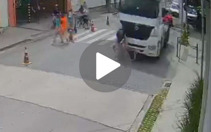 Frame de filmagem de câmera de segurança que flagrou acidente entre ciclista e caminhão na saída do Ferry Boat, em Itajaí