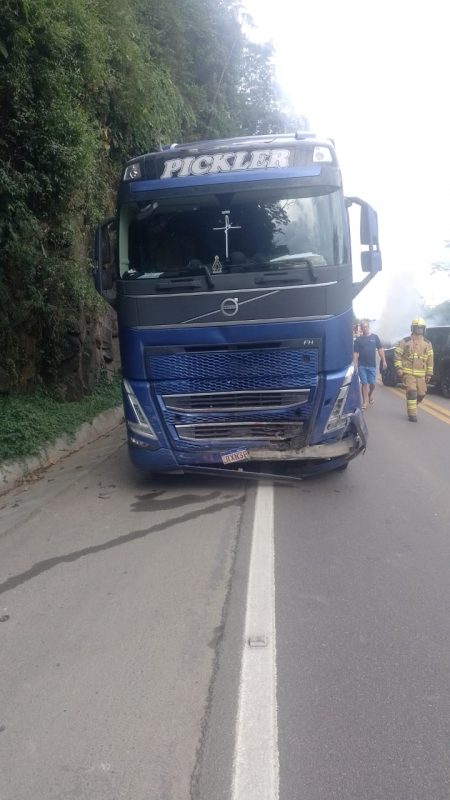 Motorista da carreta n&atilde;o teve ferimentos – Foto: Divulga&ccedil;&atilde;o/Reprodu&ccedil;&atilde;o/ND
