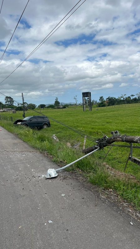 Acidente aconteceu na tarde deste domingo (31), na Rodovia Jorge Lacerda; motorista precisou ser encaminhada para atendimento médico 