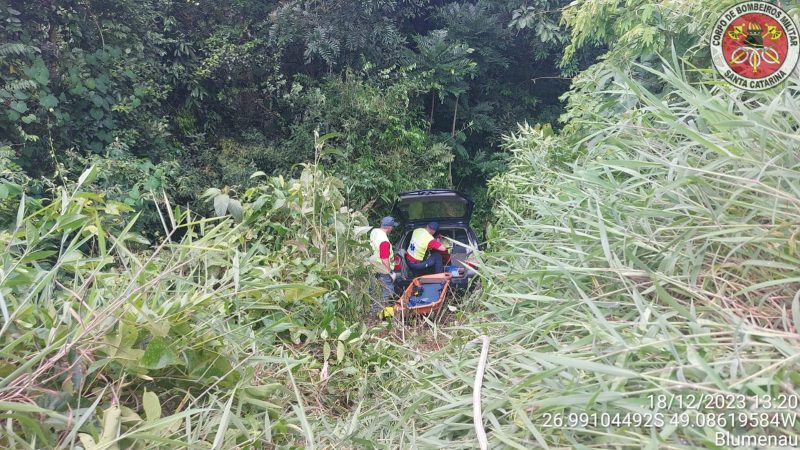 The accident occurred after the driver lost control of the car on Monday afternoon (18)