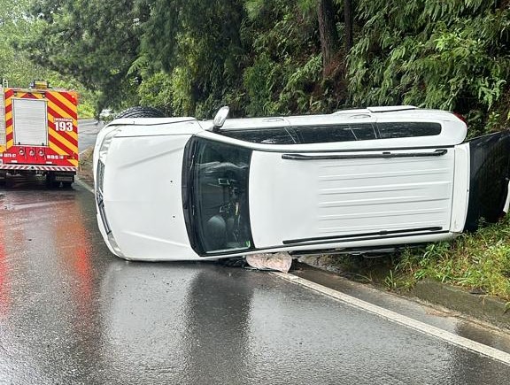 Casal, mulher e adolescente se envolvem em capotamento histórico e sobrevivem em SC