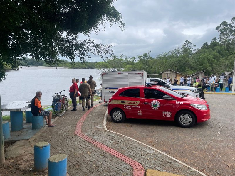 Corpo da v&iacute;tima de afogamento foi encontrado no Rio Parati, em Araquari – Foto: Ricardo Bolasha/NDTV