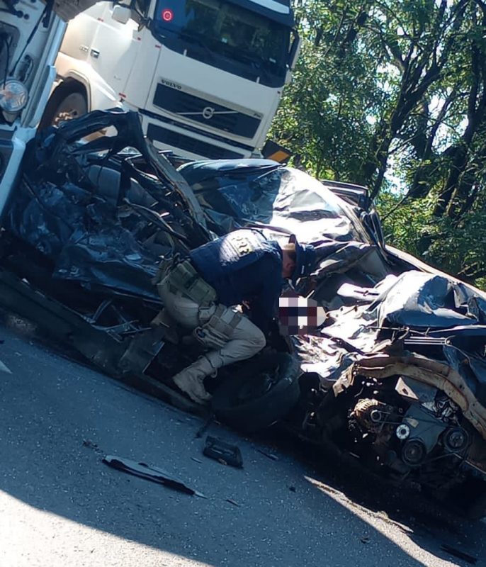 Carro ficou irreconhec&iacute;vel ap&oacute;s a colis&atilde;o com o caminh&atilde;o na BR-282 – Foto: Reprodu&ccedil;&atilde;o/Internet