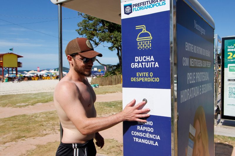 Alisson lamentou n&atilde;o ter duchas funcionando na praia de Canasvieiras – Foto: LEO MUNHOZ/ND