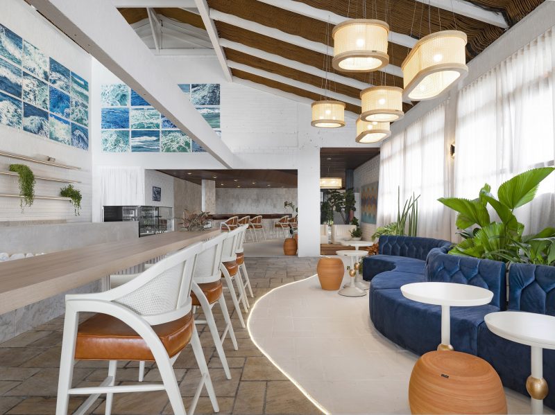 Móveis em laca se destacam no café, bistrô e wine bar da Casacor