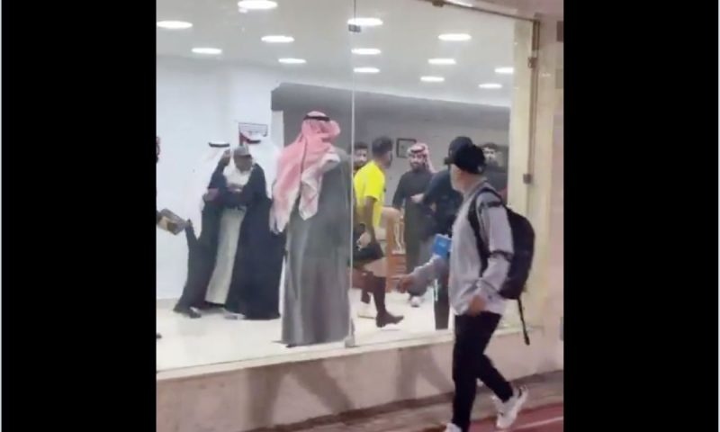 Juiz n&atilde;o deixa barato e parte para cima de jogadores que o amea&ccedil;avam – Foto: Reprodu&ccedil;&atilde;o