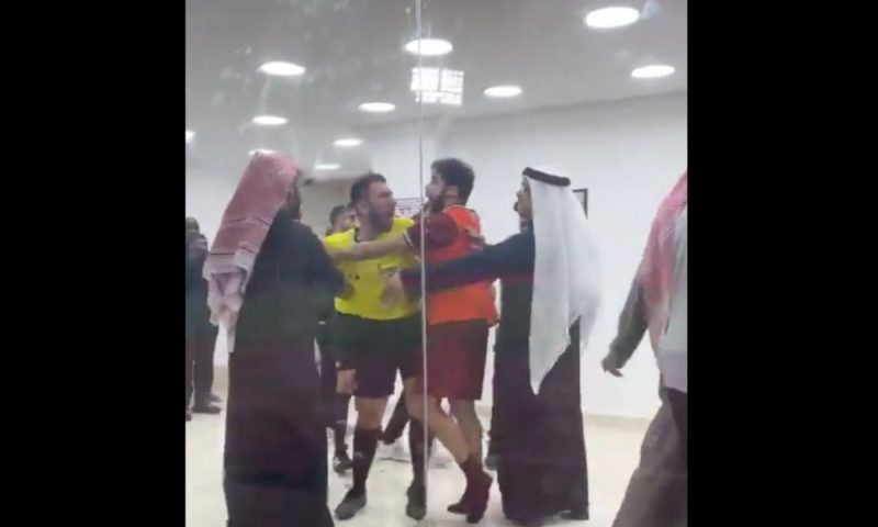 Árbitro é contido por pessoas no vestiário após o jogo que terminou em confusão