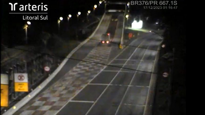 O incidente ocorreu na madrugada deste domingo (17) na área de escape do km 667,3, em Guaratuba (PR), sentido SC