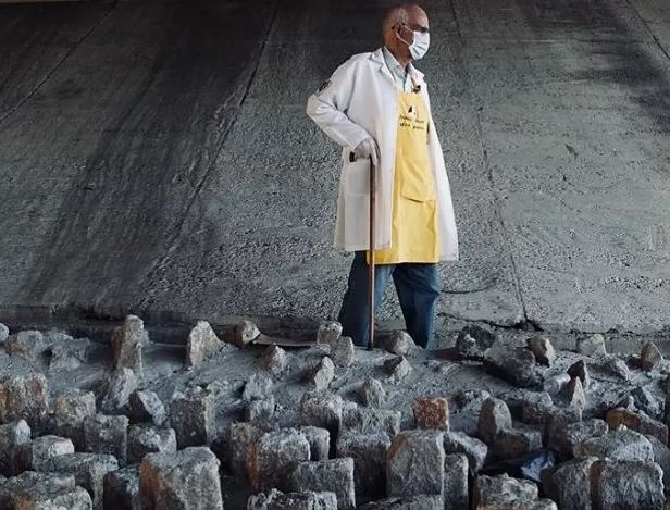 Padre J&uacute;lio Lancellotti ganhou notoriedade ao quebrar pedras pontiagudas usadas para impedir que pessoas dormissem em cal&ccedil;adas e fachadas comerciais – Reprodu&ccedil;&atilde;o Internet/ND