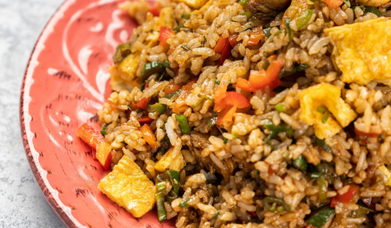 Arroz misturado com verduras e pernil para ilustrar matéria sobre receitas para aproveitar o que sobrou da ceia de natal