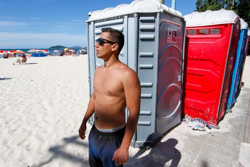 “Acredito que por ser uma praia central aqui no Norte da Ilha, a estrutura &eacute; melhor. Visitei outras praias, como Daniela e Jurer&ecirc;, senti falta de banheiros.&rdquo;Gabriel Telito, turista de Cachoeirinha&nbsp;(RS) – Foto: LEO MUNHOZ/ND