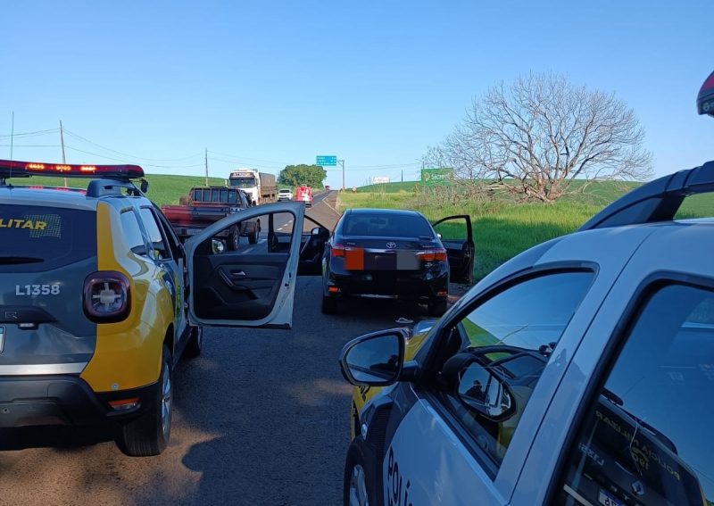 Os assaltantes algemaram uma mulher e roubam um carro e joias.