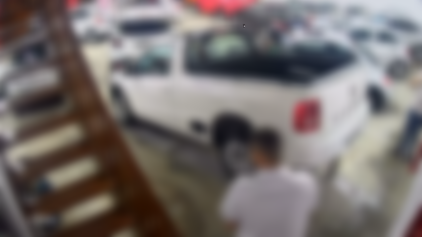 A robbery at an auto store in Chapeco left the robber in a pickup truck.  - Surveillance Camera/Playback/ND