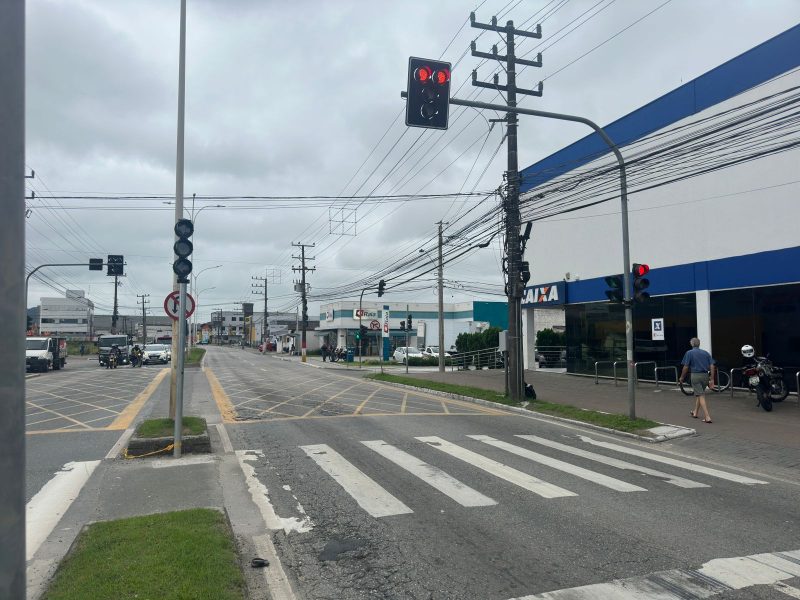 Semáforo em frente á Caixa Econômica Federal, em avenida de Itajaí durante o dia