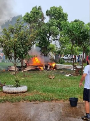 Ao se chocar com o solo, avi&atilde;o com 5 pessoas pegou fogo e explodiu – Foto: Reprodu&ccedil;&atilde;o/ Redes Sociais/ ND