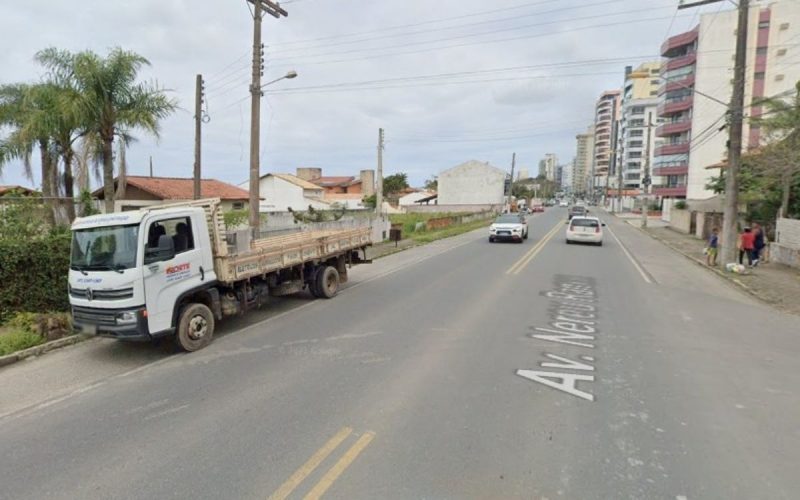 Reprodução do Google Street View mostrando o trânsito em uma via pública de Balneário Piçarras