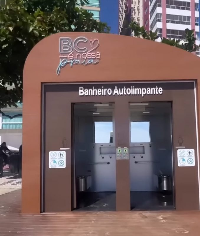 Imagem mostra entrada do banheiro em Balneário Camboriú