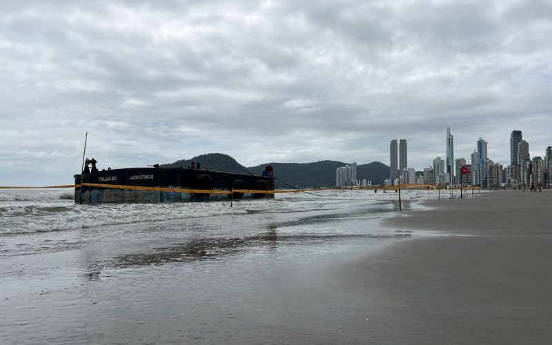 The barge has been stranded on Praia Central de Balneario Camboriu since November 28.  – Photo: Arthur Bezerra/ND