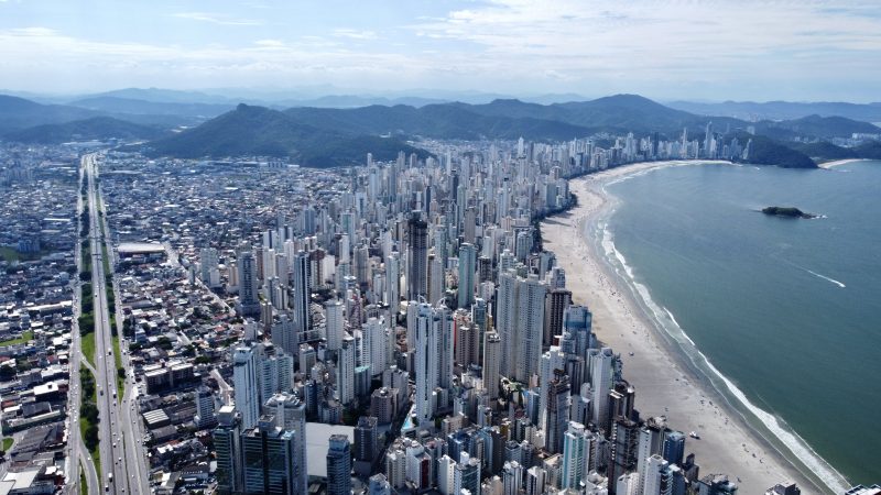 Balneário Camboriú vista de cima; foto ilustra matéria sobre feriados de Natal e Ano Novo