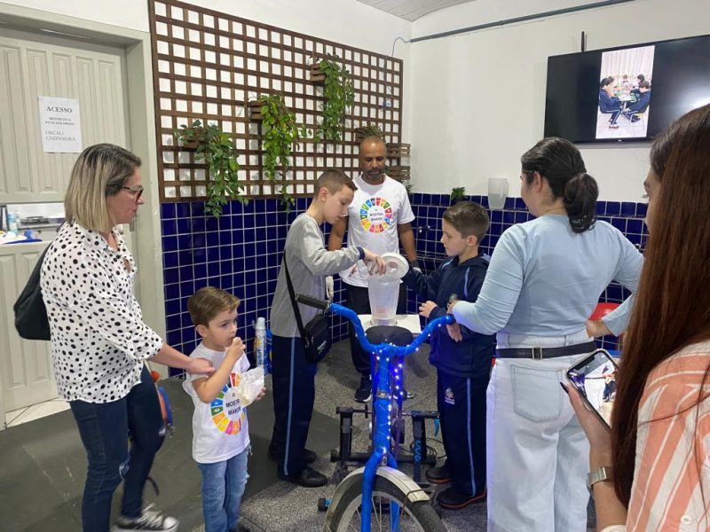 A "ODS na Cultura Maker" contemplou o projeto da bicicleta que ao ser pedalada aciona o liquidificador para produzir sucos naturais