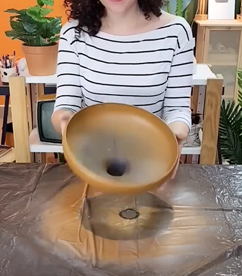 Raíssa iniciou a parte da construção do vaso de planta - Foto: Maniadedecoração/Reprodução/ND