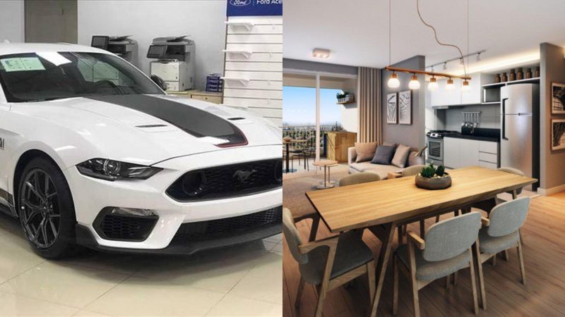 Carro Ford Mustang branco e preto na esquerda; à direita, apartamento todo decorado em tons marrons, bege e cinza, com vista para a cidade e céu azul