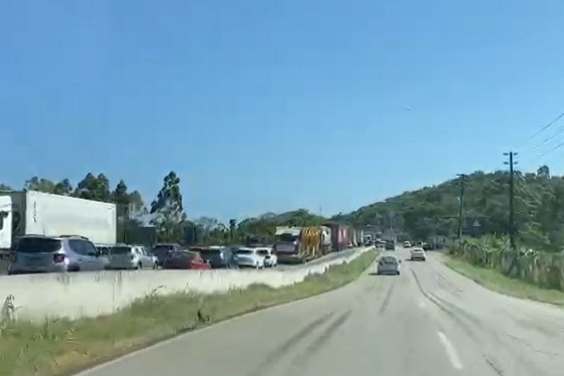 BR-101 tem trânsito na descida para praias