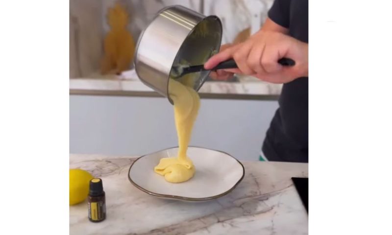 Brigadeiro branco passa da panela para o prato onde será finalizado