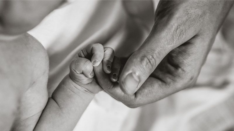 Foto aproximada de nascimento de bebê feita por Bruna Costa, fotógrafa de partos