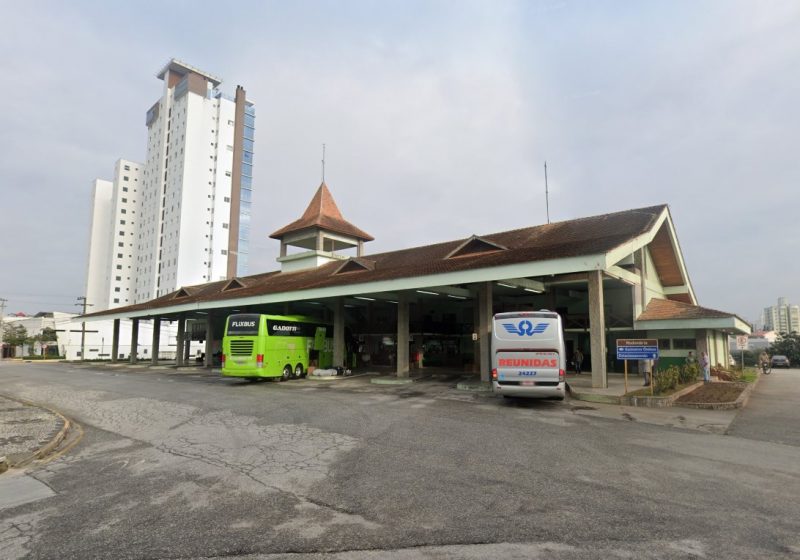 Com passagem paga, homem foi flagrado tentando quebrar um guichê de atendimento após perder ônibus na rodoviária nesta terça-feira (26) - Foto: Google Street View/Divulgação/ND